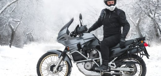winter-motorcycle-rider